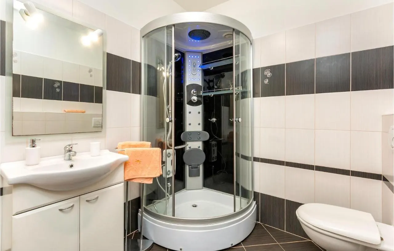 Beautiful Apartment In Fazana With Wifi 0*,